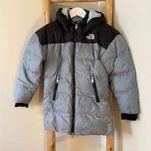 KIDS' GOTHAM 550 FILL POWER DOWN PARKA IN BLUE FROST IRIDESCENT GIRLS XS